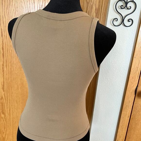 Universal Thread, women's size S tank top, scoop neck ribbed tan color - Picture 4 of 6